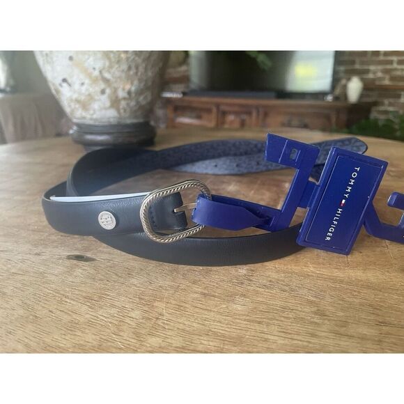 Tommy Hilfiger Women’s Black Tan Reversible Belt size L Logo Buckle NWT - Picture 1 of 4